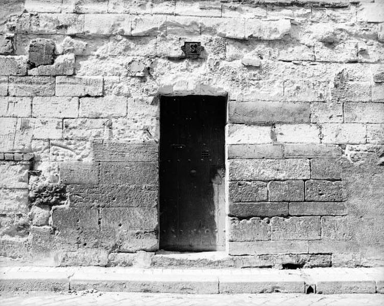 Porte de la façade principale, mur de clôture de la cour.