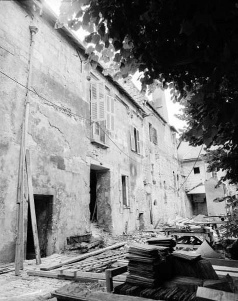 Corps de logis central de la galerie, façade nord sur le cloître.