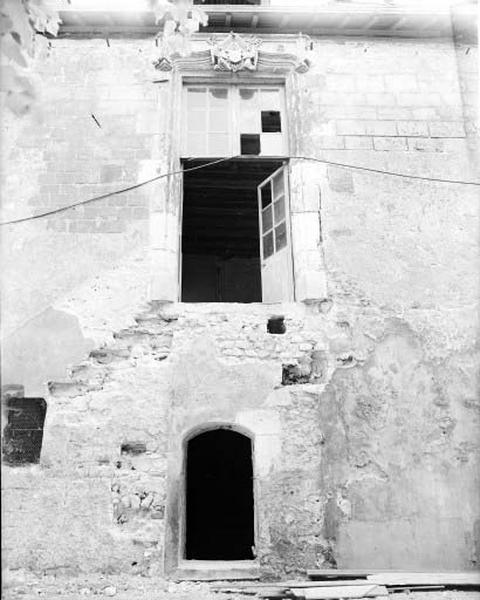 Corps de logis est, face nord : la baie gothique repose sur un mur de petits moellons enduits.