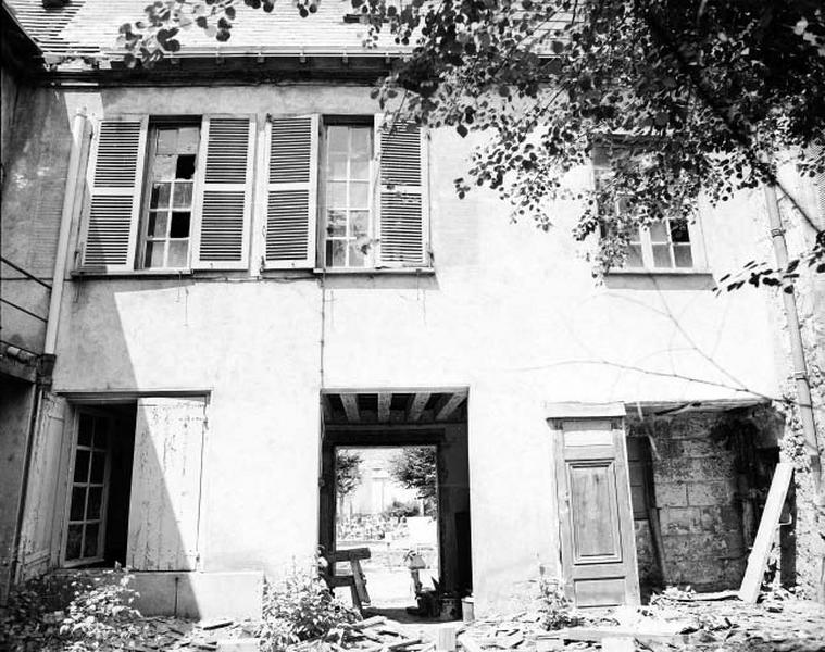 Façade postérieure sur cour, vue d'ensemble avant travaux.