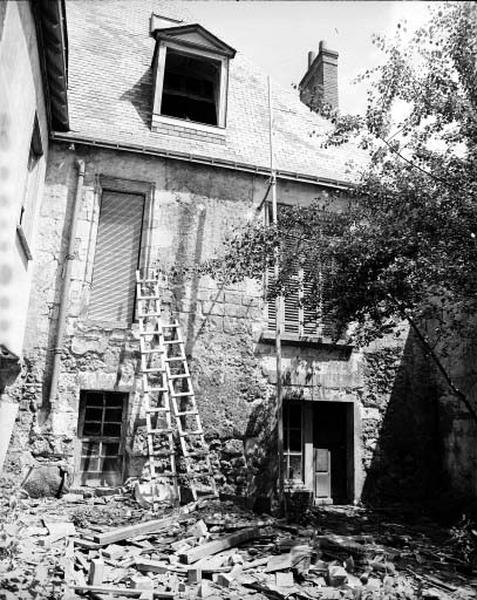 Corps de logis est, façade sur rue, façade ouest sur cour : le rez-de-chaussée est construit de petits moellons enduits.