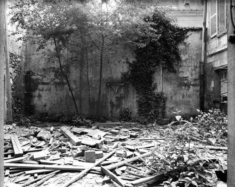 Cour centrale : mur de clôture avec la rue avant travaux.