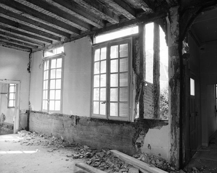 Corps de logis central de la galerie, premier étage, façade sur la cour (intérieur).