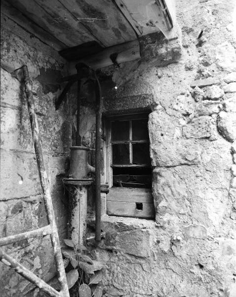 Corps de logis est, façade ouest sur cour, la pompe à eau manuelle.