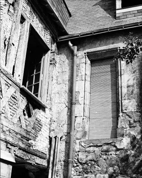 Corps de logis est, façade ouest sur cour, demie baie gothique rapportée.