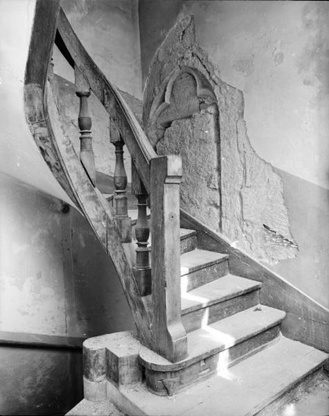 Corps de logis central de la galerie, palier du premier étage, l'escalier en bois passe devant une baie trilobée.