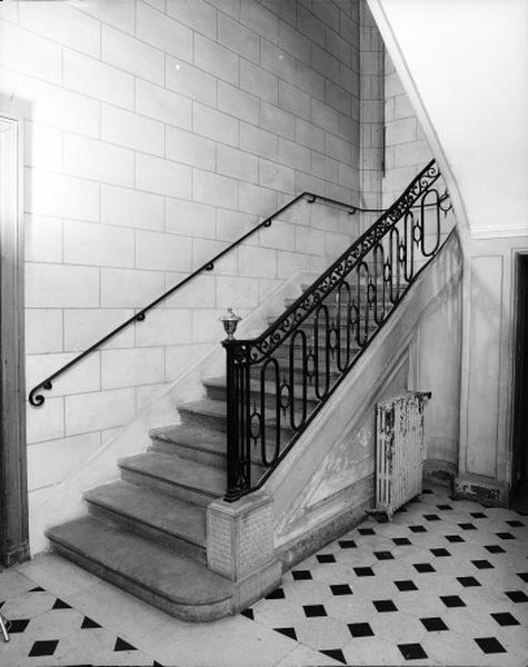 Rez-de-chaussée : escalier.