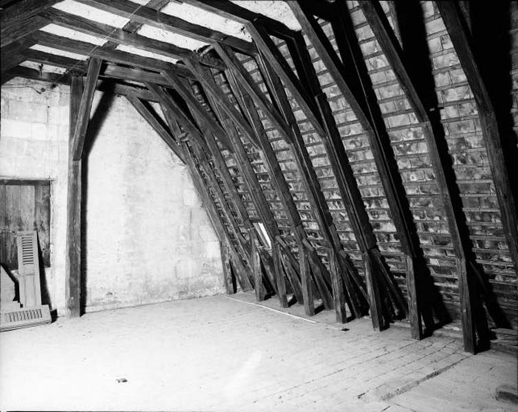 Combles aile ouest, charpente du XVIe siècle à chevrons-portant-fermes.