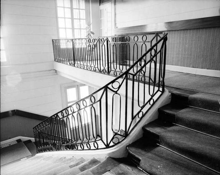 Premier étage : escalier.