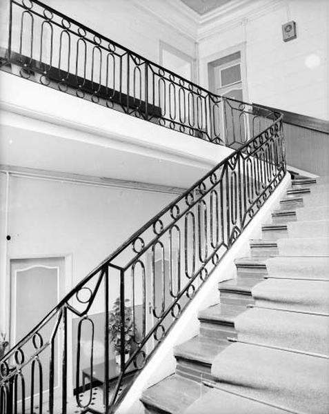 Rez-de-chaussée : escalier avec rampe XVIIIe siècle.