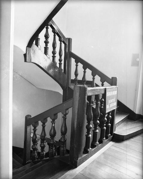 Bâtiment fond de parcelle : premier étage, escalier tournant à quatre noyaux.