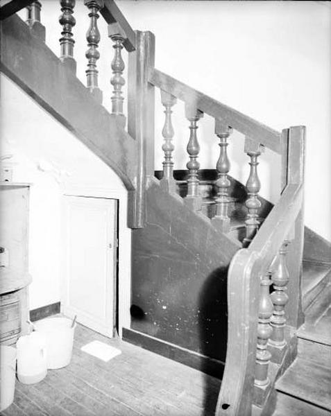 Bâtiment fond de parcelle, ancien grenier à sel : rez-de-chaussée, escalier.