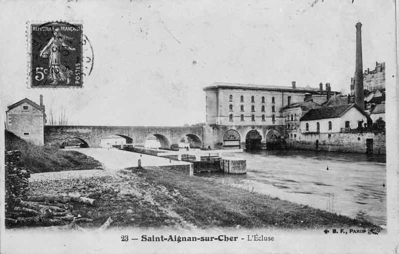 Vue de l'ensemble écluse-barrage-pont-moulin. De gauche à droite : une maison éclusière, le pont avec l'écluse devant et le barrage à portillon en-dessous, et le bâtiment du moulin sur trois étages.