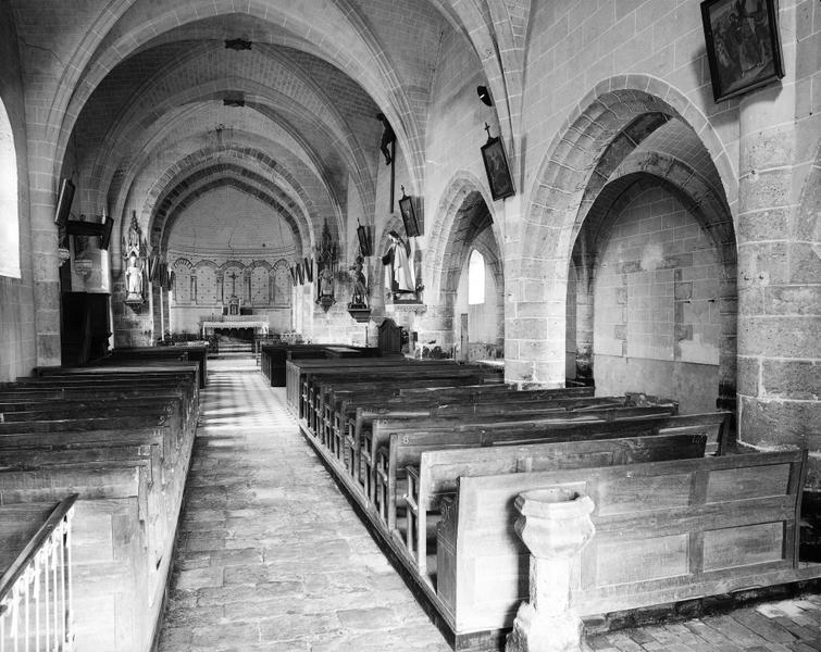 Vue intérieure de la nef vers le choeur.
