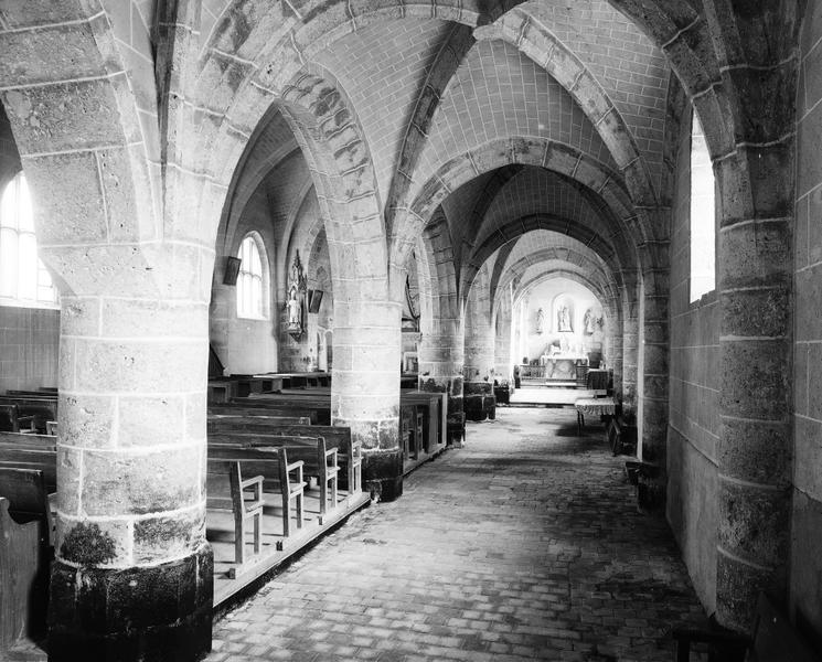 Vue intérieure du bas côté vers le choeur.
