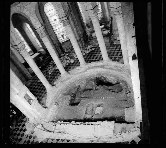 Sol contemporain de l'élévation du choeur (rond-point et triforium bâtis sur un mur séparant le déambulatoire du rond-point), début XIIe siècle. Massifs de maçonnerie : emplacements d'autels, témoins d'une spécialisation cultuelle (?). Excavations : au centre (sépulture du XIVe siècle), et en haut à gauche (fosse à chaux du chantier du XIIIe-XIVe siècle).