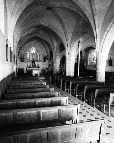 Vue intérieure de la nef vers le choeur.