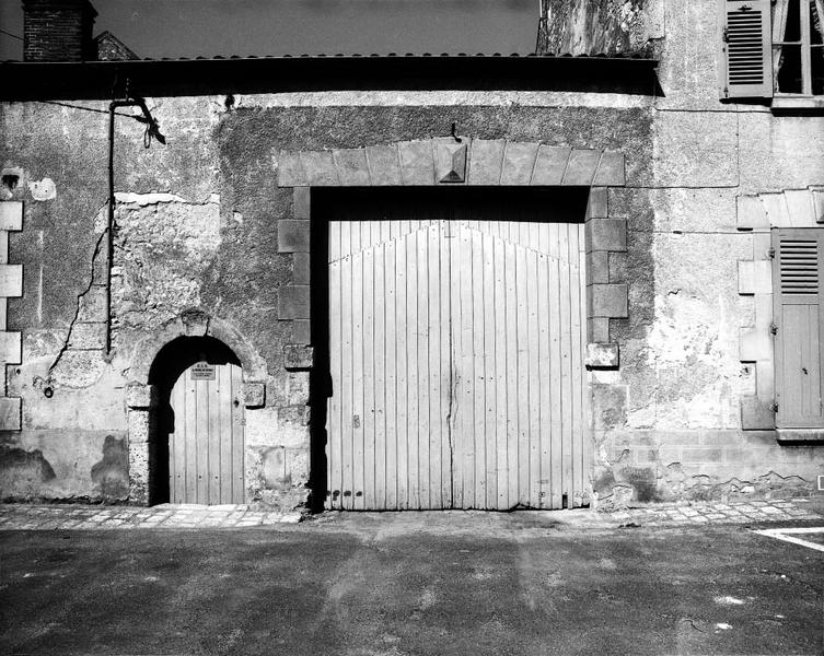 Portail et porte piétonne.