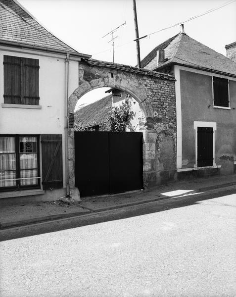 Portail et porte piétonne.