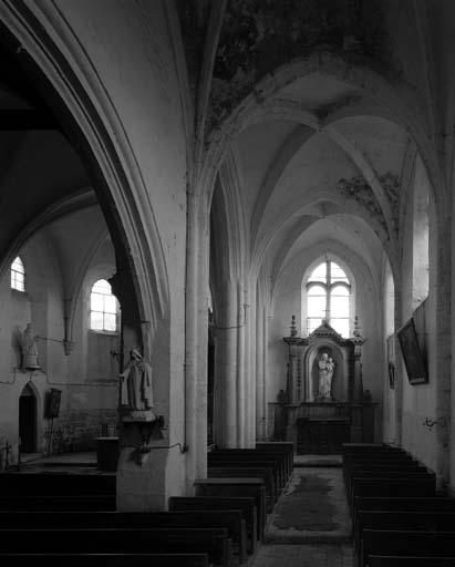 Vue intérieure du collatéral vers la chapelle.