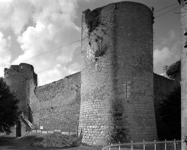 Façade est, détail de la tour nord-est et courtine.