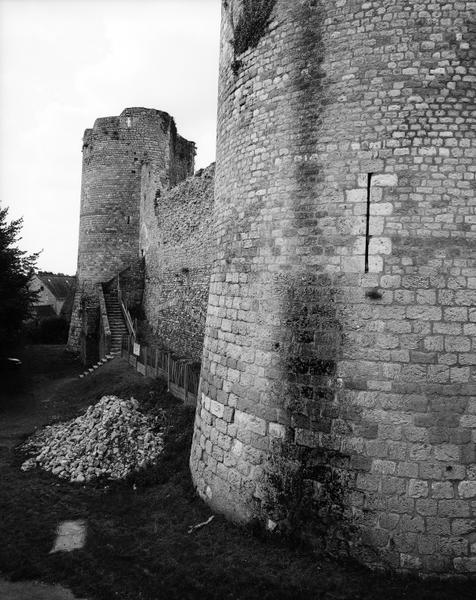 Façade est, détail des tours nord-est, sud-est et courtine.