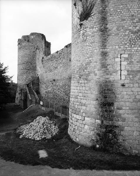 Façade est, détail des tours nord-est, sud-est et courtine.