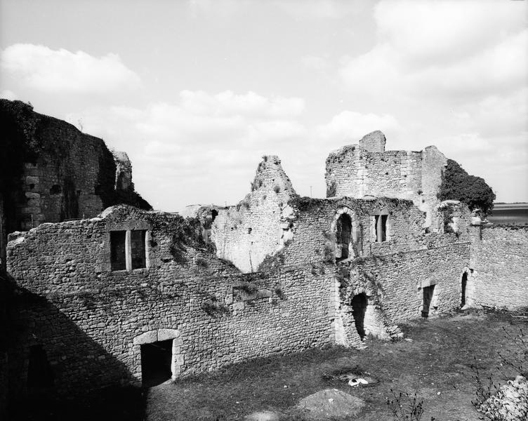 Façade sur cour du logis.