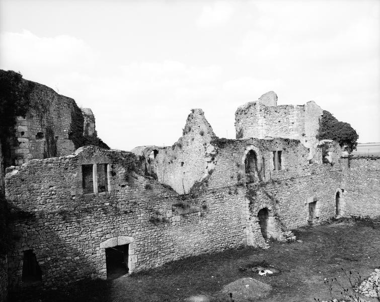 Façade sur cour du logis.