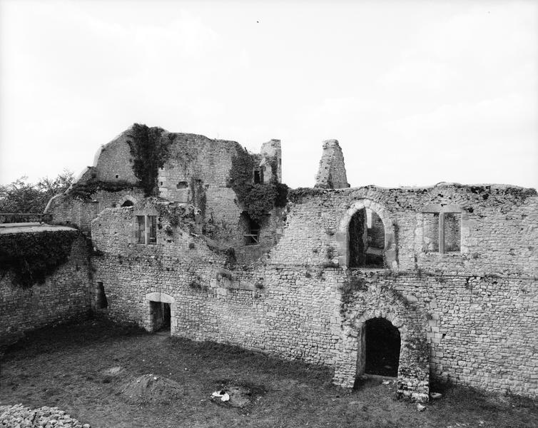 Façade sur cour du logis.