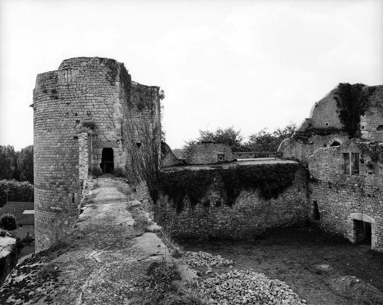 Détail de la tour sud-est, prise de la courtine est.