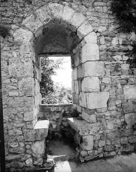 Pièce sud du logis, au deuxième niveau dans la courtine sud, détail de la baie à coussiège.