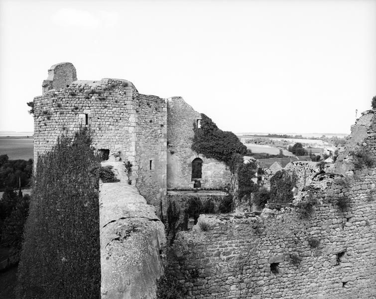 Détail de la tour nord-ouest, prise de la courtine ouest.