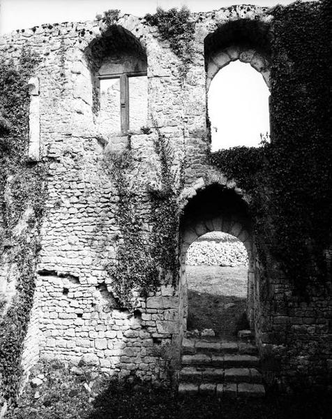 Pièce centrale du logis, baies donnant sur la cour.