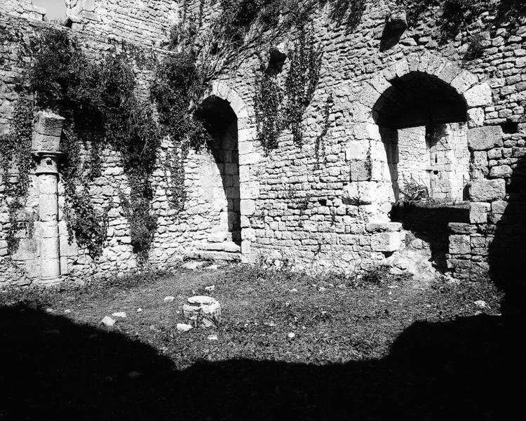 Pièce nord du logis, vue d'ensemble des baies.