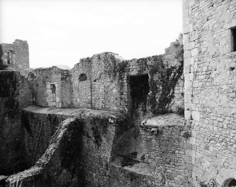 Elévation mur ouest du logis, face intérieure, prise de la courtine nord.