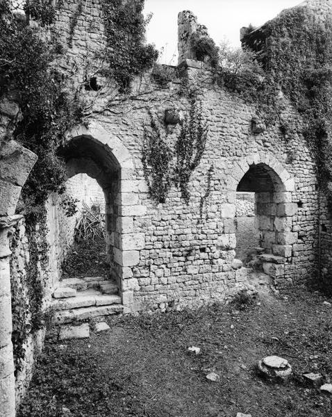 Pièce nord du logis, vue d'ensemble des baies.