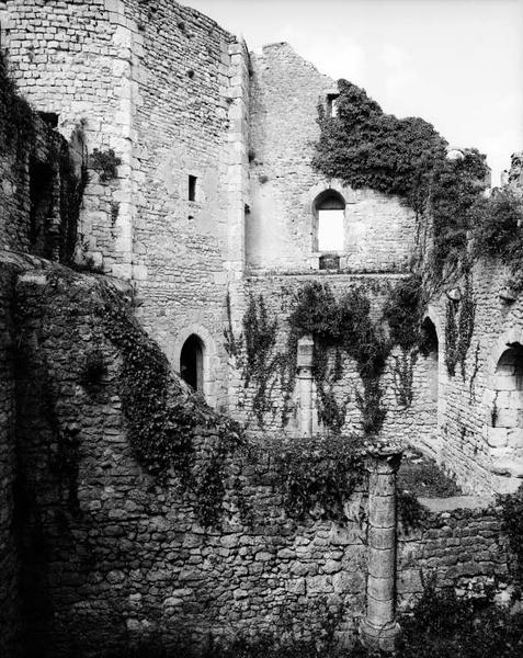 Tour nord-ouest et mur de refend nord du logis, pris de la courtine ouest.