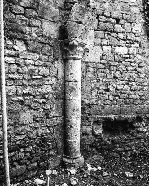 Pièce sud du logis, détail colonne.