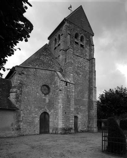 Vue du porche et du clocher.