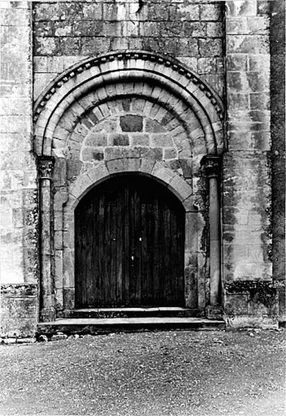 Eglise paroissiale : façade occidentale, détail.