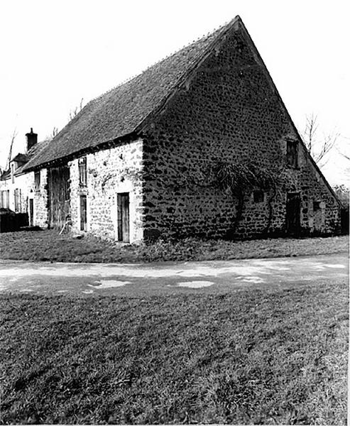 Grange construite en poudingue : vue de volume. Les baies sont appareillées en pierre calcaire, la corniche en pierre est remplacée par des coyaux.