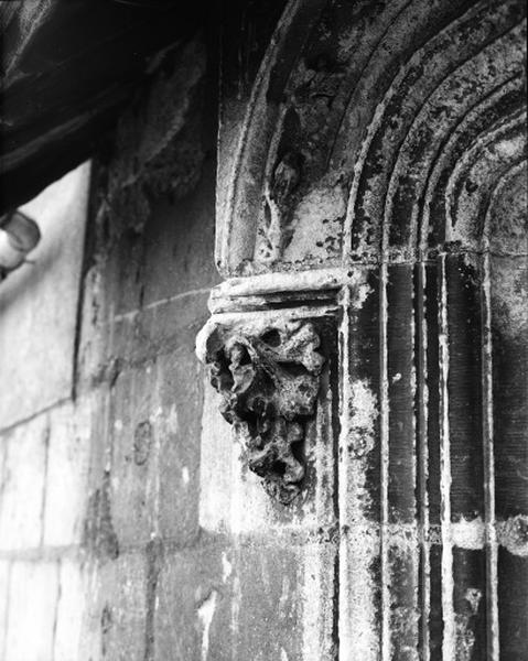 Corps de logis ouest, face nord, demie baie armoriée et sculptée : détail, culot sculpté.