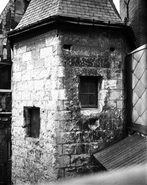 Tourelle d'escalier hors oeuvre, vue prise du 29 rue de Châteauneuf, élévation sur cour.