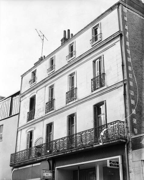 Elévation sud sur la rue : immeuble construit après 1888.