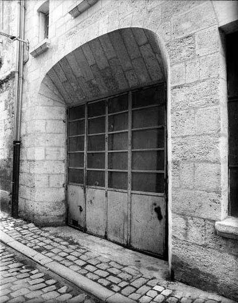 Façade sur rue des Bons Enfants : porte cochère.