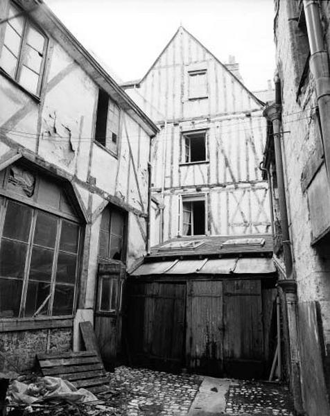 Façade sur cour. Vue prise de la cour du 5, rue des Bons Enfants.