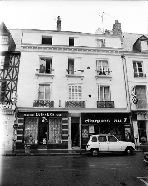 Façade antérieure sur la place : deux maisons sont réunies derrière une façade homogène.