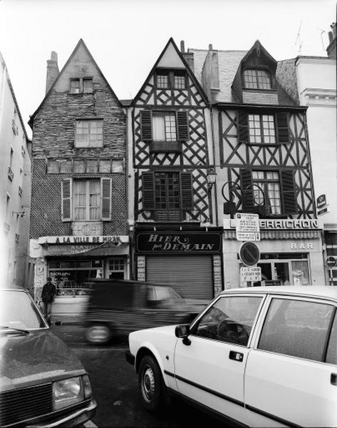 Façades sur rue, maisons en pan de bois.