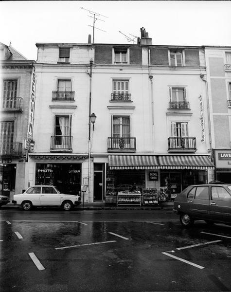 Façades sur la place : trois maisons derrière une façade homogène.